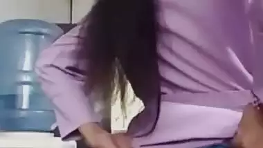 Srilankan girl showing boobs and ass in tuition class