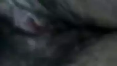 Desi female helps fans relax in a XXX way pulling her black top up