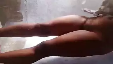 Big marangos Desi gal exposed bath movie scene for bathing sex lovers