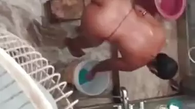 Secret watching this beautiful Desi aunty bathing nude outdoor and singing, Mms video