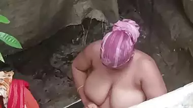 Tanker bhabhi bathing outdoor caught by neighbor