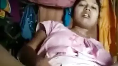 Horny like hell Bangla girl fingers her XXX snatch in Desi video