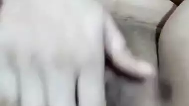 Brunette Indian XXX whore fucks herself MMS style for Desi watchers