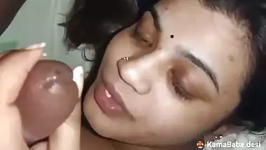 Cheating lady gives a desi blowjob to her horny lover
