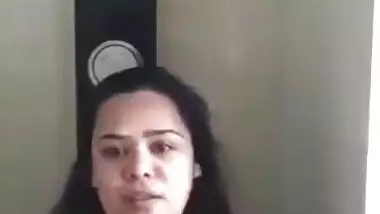 Gorgeous Desi aunty with huge XXX breasts fools around in bathroom