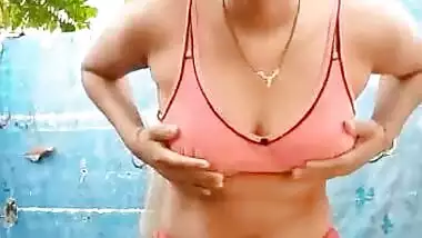 Sexy Bhabhi nude MMS outdoor bath video