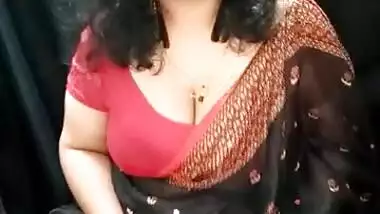 Village Desi slut exposes big saggy ass and tits in the XXX chat