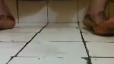 Desi girl's XXX pussy needs to be fingered in the self-made clip