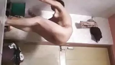 Desi slut doesn't see the XXX camera filming her in the nude in shower
