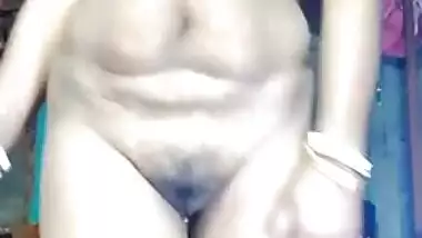 Nude Desi cougar reveals her sexy XXX pussy for amateur XXX video