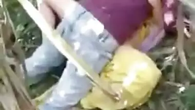 Lovely Bihar aunty gets fucked by two local guys outdoor! Indian new sex mms