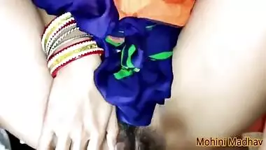 Desi Bhabhi And Desi Aunty - Dard Ho Rha Ha Aisa Mat Chodo Ki Hindi Me Chodai