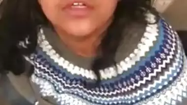 Desi Hotty Horny IT Girl Giving a suprhot BJ to Boss in Office