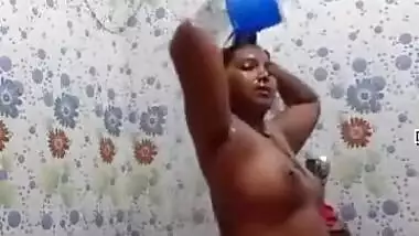 Exclusive- Sexy Desi Bhabhi Record Bathing Selfie For Ex Lover