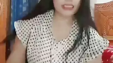 Chamet girl dancing and showing boobs on video call