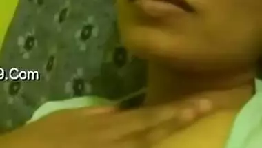 Desi mom pulls green T-shirt down and flashes dark nipples in sex show