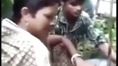 Desi mms sex videos, caught as devar fuck bhabhi outdoor In the jungle