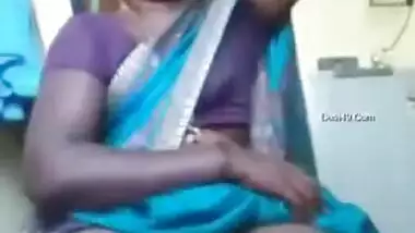 Indian aunty shows what she has got under sari in homemade XXX video
