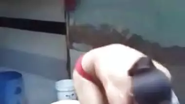 Desi chick takes an outdoor bath in the nude but BF films this XXX show