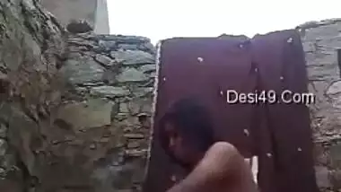 Offensive babe washes her XXX body outdoors being filmed by Desi man