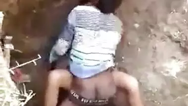 Hot Desi couple caught fucking outdoor in a ravine, MMs recorded by a voyeur