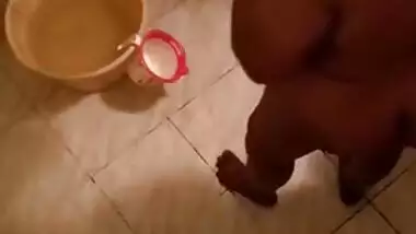 Big botty desi aunty feels comfortable taking a bath in front of a era