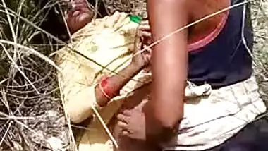 Cute XXX girl has pussy scored by Desi man on camera MMS in the field
