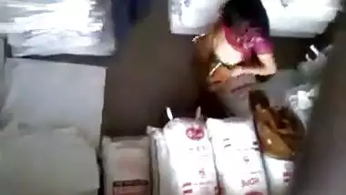 Shopkeeper fucks his customer’s pussy in the desi xxx video