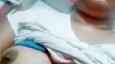 Sexy Desi Girl Showing Her Boobs