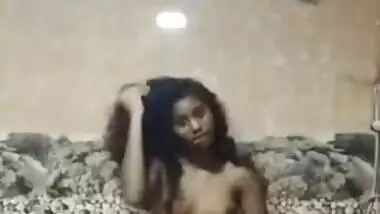 Dusky Desi girl with small boobs shows nude XXX body in the bathroom