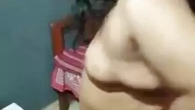 Desi aunty is proud of her juicy XXX melons she exposes on camera