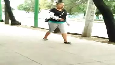 Gorda Culona en licra - se le marca la pucha