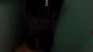 Cameraman found Desi girlfriend washing her XXX body in the shower