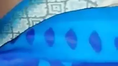 Horny Desi XXX bitch gets her pussy fingered by her neighbour MMS