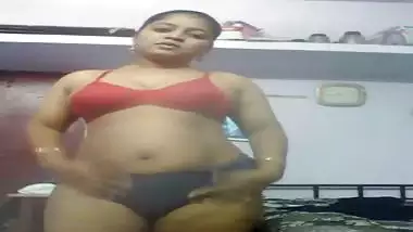 Desi self records her dress changing video