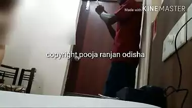 Slutty Desi girl asks delivery guy to take nude XXX pics of hers