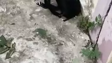 XXX voyeur finds Desi lovers fucking in the fresh air in MMS video